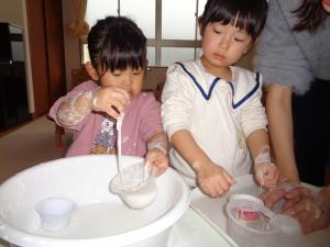 トロトロの片栗粉で遊んでいます