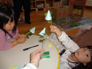 ヒイラギの葉っぱで節分飾りをつくりました