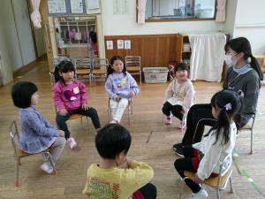 ３歳児が話を聞いています