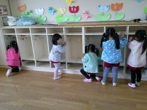 ３歳児がロッカーを拭いています