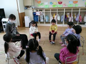 ３歳児が話を聞いています