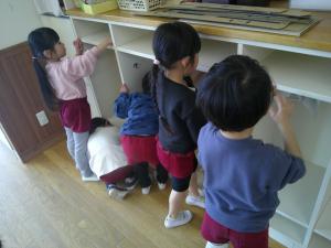 ４歳児がロッカーを拭いています