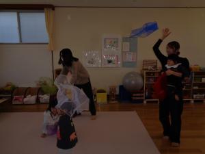 スカーフを振って遊んでいます