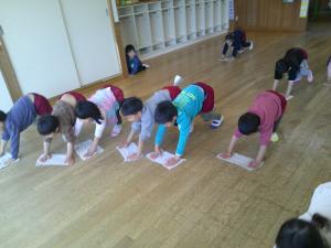 床を拭いています