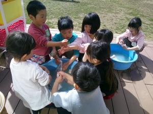 雑巾を絞っています