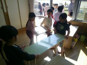 物を運んでいます