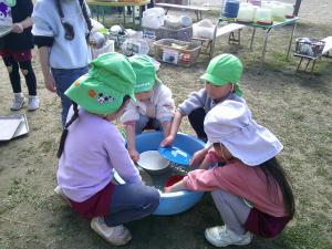 園庭の玩具を洗っています