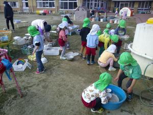 園庭の玩具を整理しています