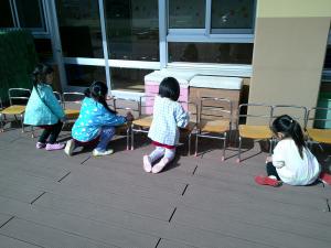 椅子を拭いています