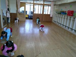 部屋を雑巾で拭いています