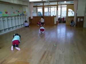 床を拭いています