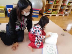 お母さんと一緒に作品帳を見ています