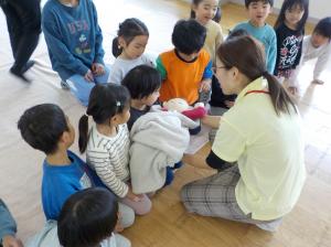 赤ちゃんを抱っこしています