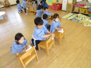 もも組　椅子を拭いています