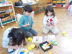 輪つなぎをつくる子ども達