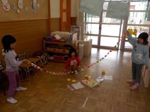 飾りづくりをする女の子たち