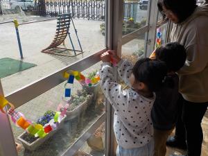 リズム室の飾り付けをする様子