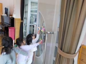 花飾りをしている3歳児