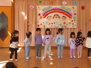 3歳児4歳児が歌を歌っている