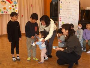 プレゼントを渡す乳児組