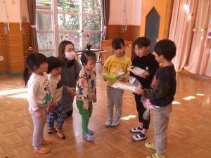 プレゼントを渡す2歳児