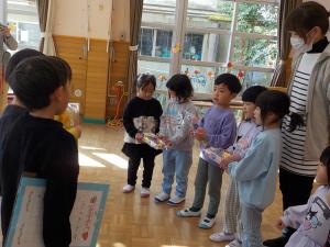 プレゼントを渡す4歳児