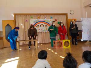 楽器遊びをする職員