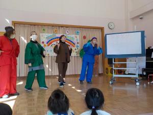 しりとりをする保育者たち