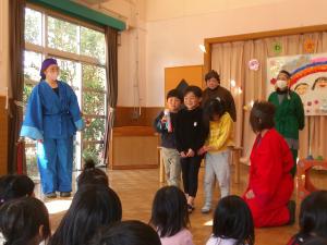 小学校で頑張りたいことを発表する子ども