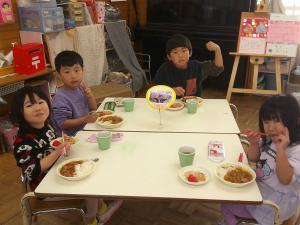 給食を食べているところ