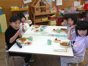 特別メニューを食べる子ども達