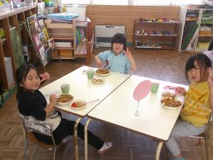 5歳児と一緒にたべているところ