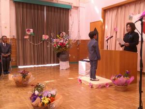 園長先生から証書をもらっているところ