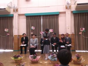 お母さんに証書を渡す女の子