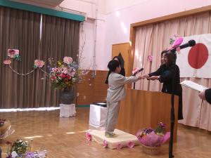 証書をもらう男の子