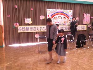 親子で手をつないで退場するところ