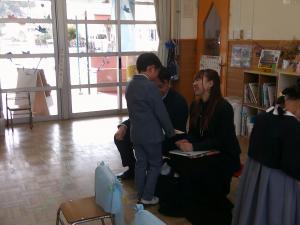 お家の人に感謝の気持ちを伝える子ども