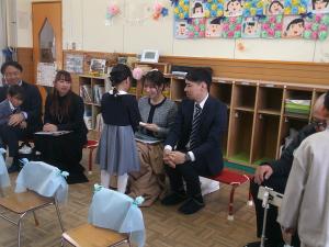 両親にプレゼントを渡す女の子