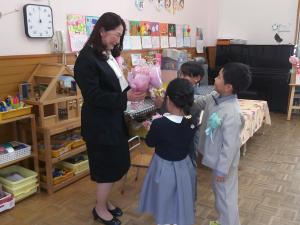 先生に花束を渡す5歳児たち