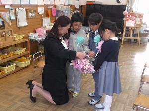 担任にプレゼントを渡す子ども達