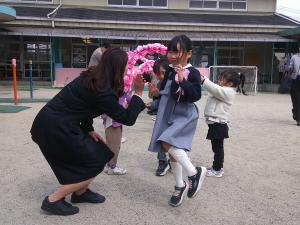 花のアーチをくぐる5歳児
