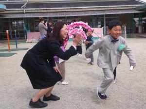 花のトンネルアーチをくぐる男の子