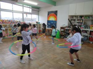 フラフープを回しているよ