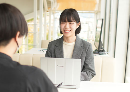 同僚と話す福島さん