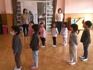 みんなで歌を歌っているところ