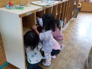 ロッカーの片付けをしている子ども
