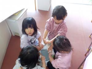 雑巾を絞っている3歳児