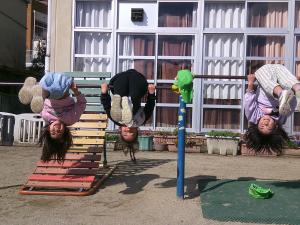 鉄棒をしている4歳児