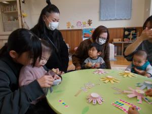 紙コップでコマ作りをしています