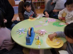 くるくる凧もシールを貼って作っています